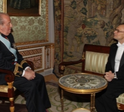 Don Juan Carlos conversa tras la entrega de la Carta Credencial con el embajador de Canadá, Jon Allen